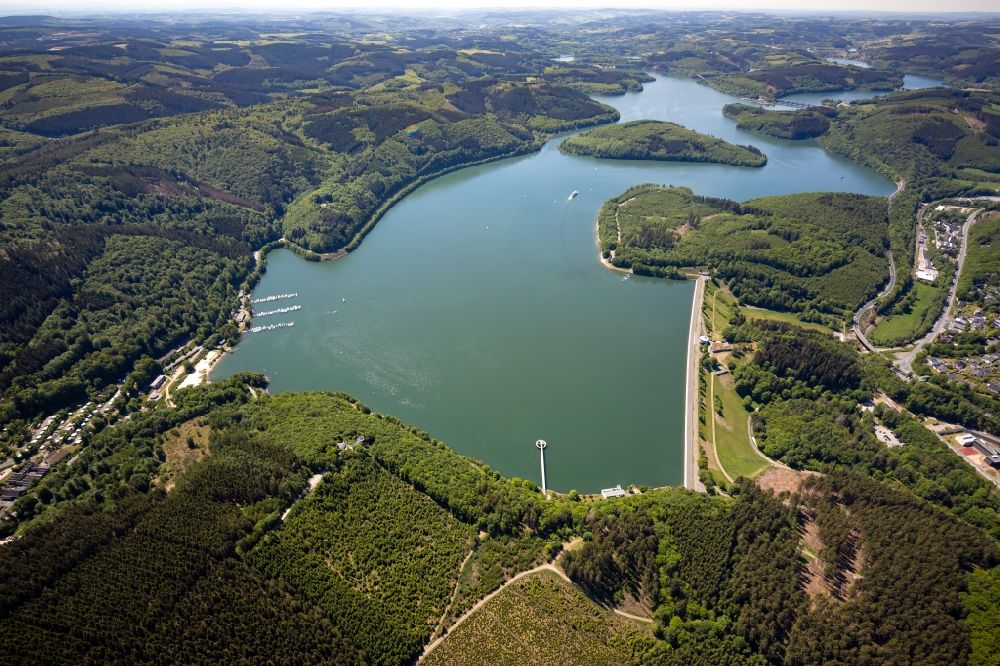 Attendorn from the bird's eye view: Shore areas at the reservoir Biggetalsperre near Attendorn in the state North Rhine-Westphalia, Germany