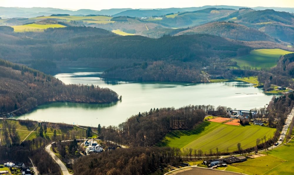Meschede from the bird's eye view: Shore areas and dam at the reservoir Hennesee in Meschede in the state North Rhine-Westphalia, Germany