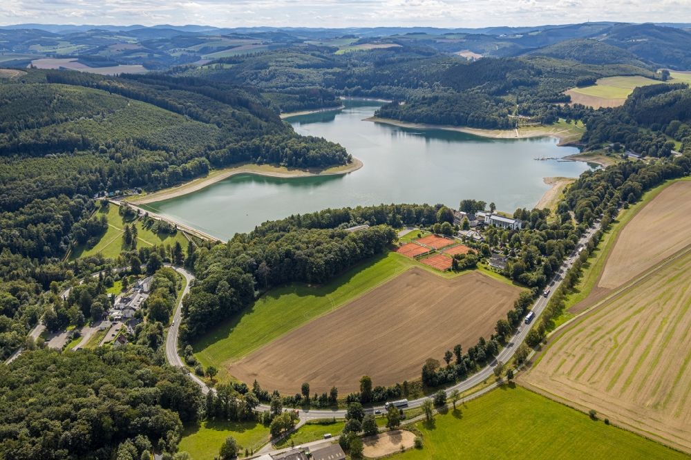 Aerial photograph Meschede - Shore areas and dam at the reservoir Hennesee in Meschede in the state North Rhine-Westphalia, Germany