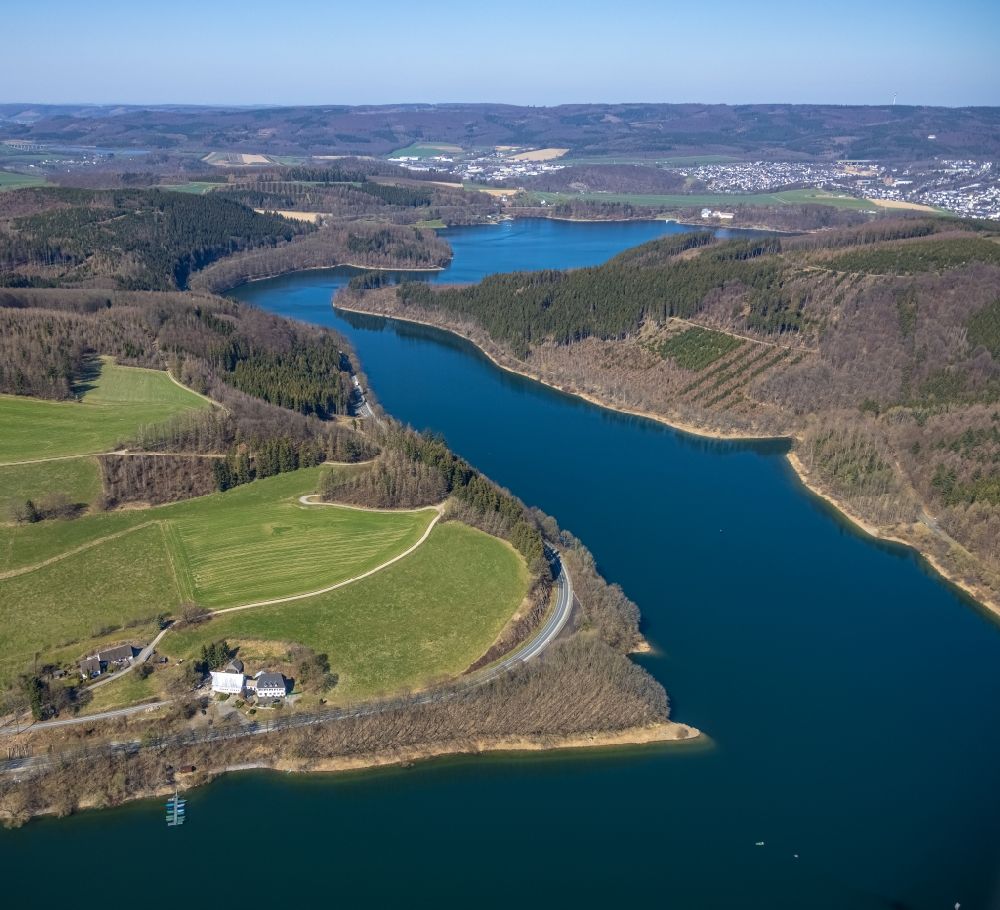 Aerial photograph Meschede - Shore areas and dam at the reservoir Hennesee in Meschede at Sauerland in the state North Rhine-Westphalia, Germany