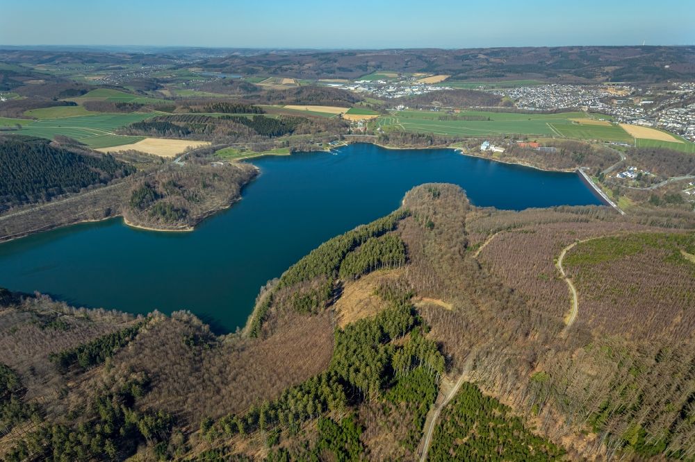 Meschede from the bird's eye view: Shore areas and dam at the reservoir Hennesee in Meschede at Sauerland in the state North Rhine-Westphalia, Germany