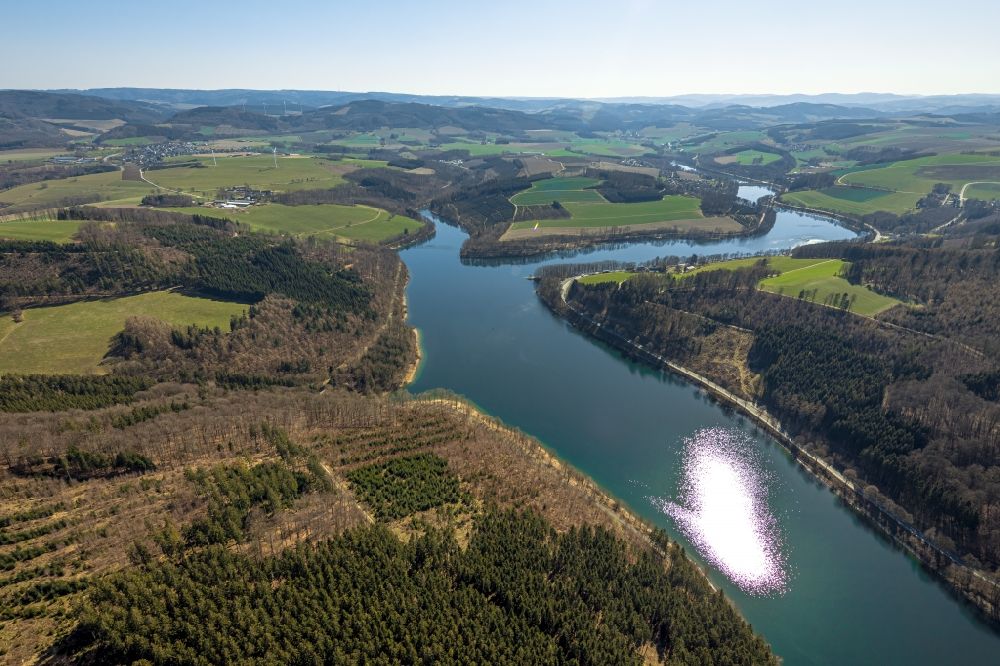 Aerial photograph Meschede - Shore areas and dam at the reservoir Hennesee in Meschede at Sauerland in the state North Rhine-Westphalia, Germany