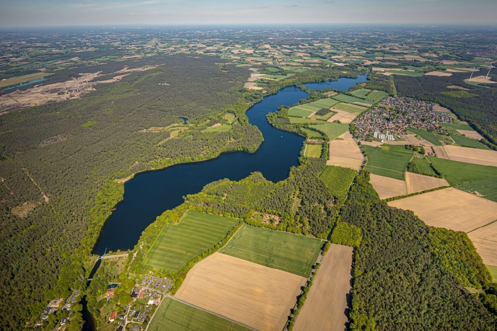 Hullern from the bird's eye view: Riverside areas at the Hullern reservoir with a view of fields, forests and the municipality of Hullern in the state of North Rhine-Westphalia, Germany