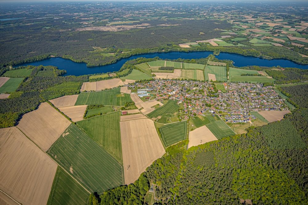 Aerial image Hullern - Riverside areas at the Hullern reservoir with a view of fields, forests and the municipality of Hullern in the state of North Rhine-Westphalia, Germany