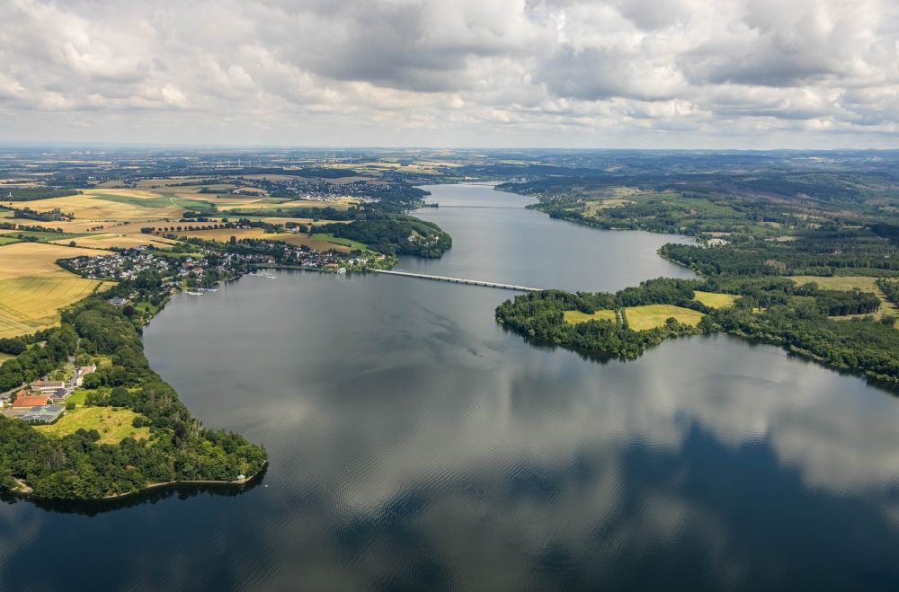Günne from the bird's eye view: Shore areas at the lake Moehnetalsperre in the district Guenne in Moehnesee in the state North Rhine-Westphalia, Germany