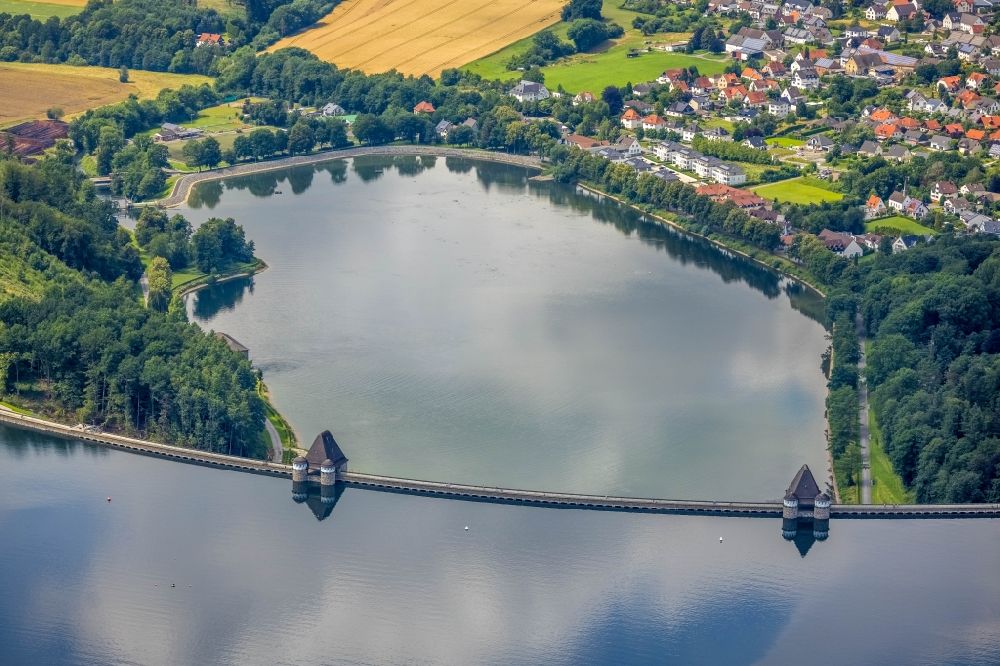 Aerial photograph Günne - Shore areas at the lake Moehnetalsperre in the district Guenne in Moehnesee in the state North Rhine-Westphalia, Germany