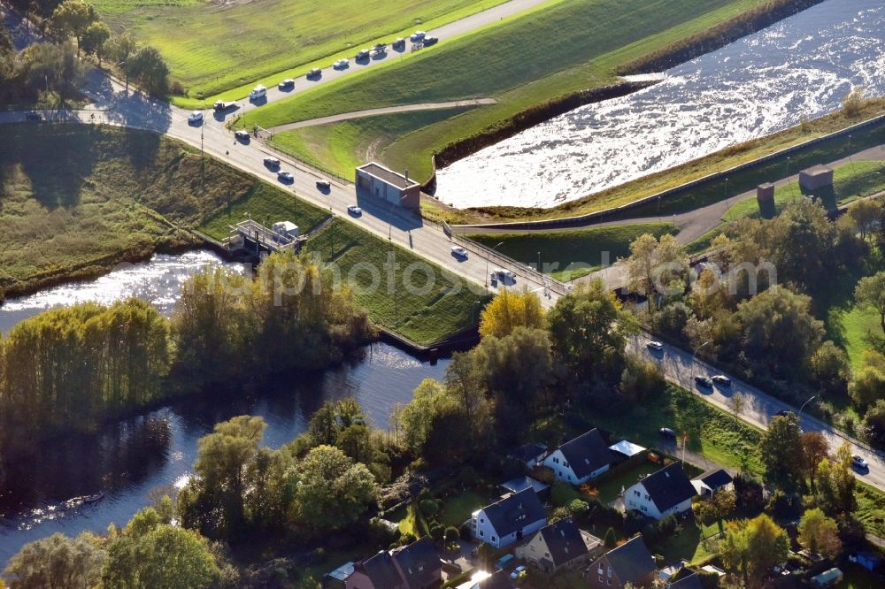 Aerial photograph Hamburg - Traffic jam step in the river course of the Dove Elbe in the Tatenberger dyke in the district mountain village in Hamburg, Germany
