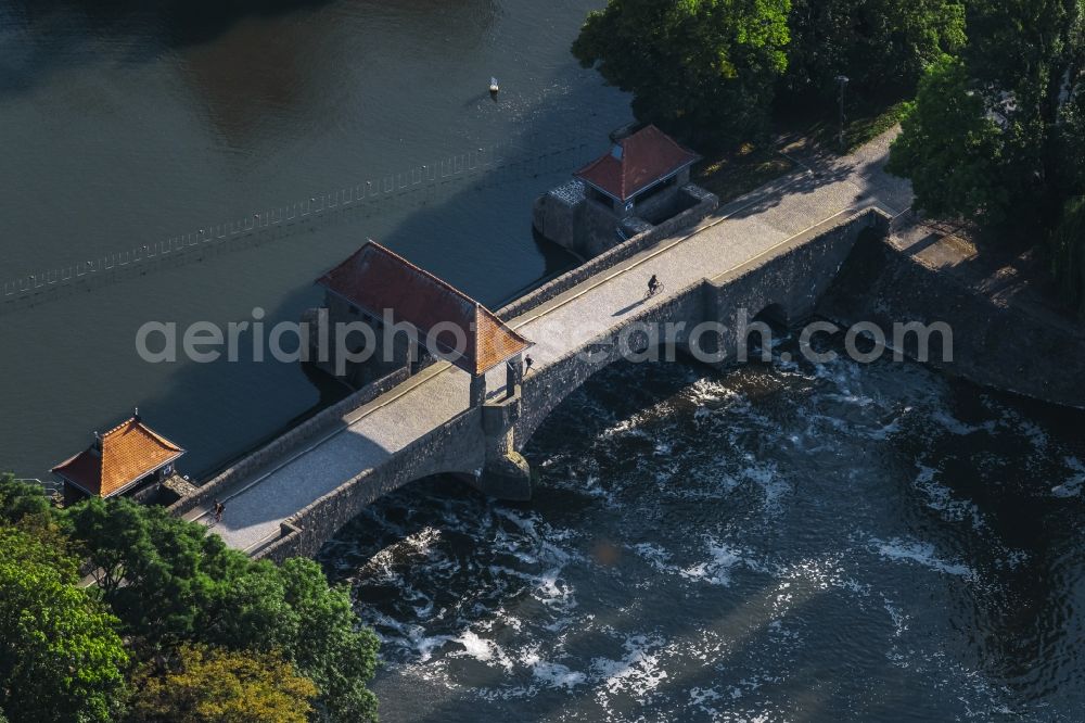 Aerial photograph Leipzig - Weir on the banks of the flux flow of the Elster Palmengartenwehr - Elsterwehr in the district Lindenau in Leipzig in the state Saxony, Germany