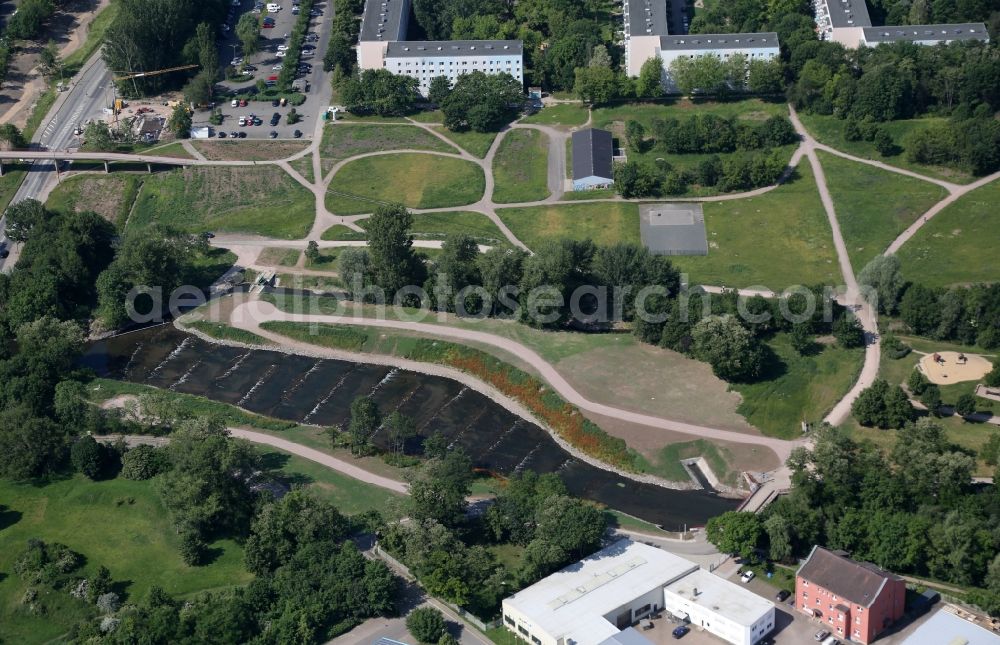 Erfurt from above - Weir on the banks of the flux flow Gera on Teichmannshof with a new fish-permeable construction along the Lobensteiner Strasse in the district Moskauer Platz in Erfurt in the state Thuringia, Germany