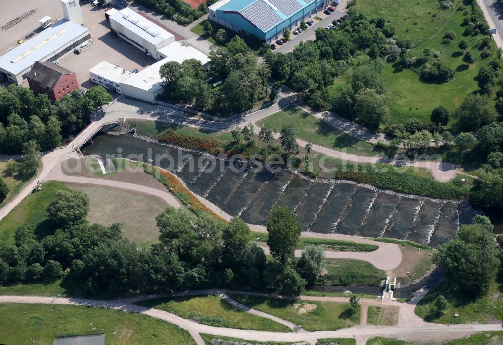 Erfurt from the bird's eye view: Weir on the banks of the flux flow Gera on Teichmannshof with a new fish-permeable construction along the Lobensteiner Strasse in the district Moskauer Platz in Erfurt in the state Thuringia, Germany