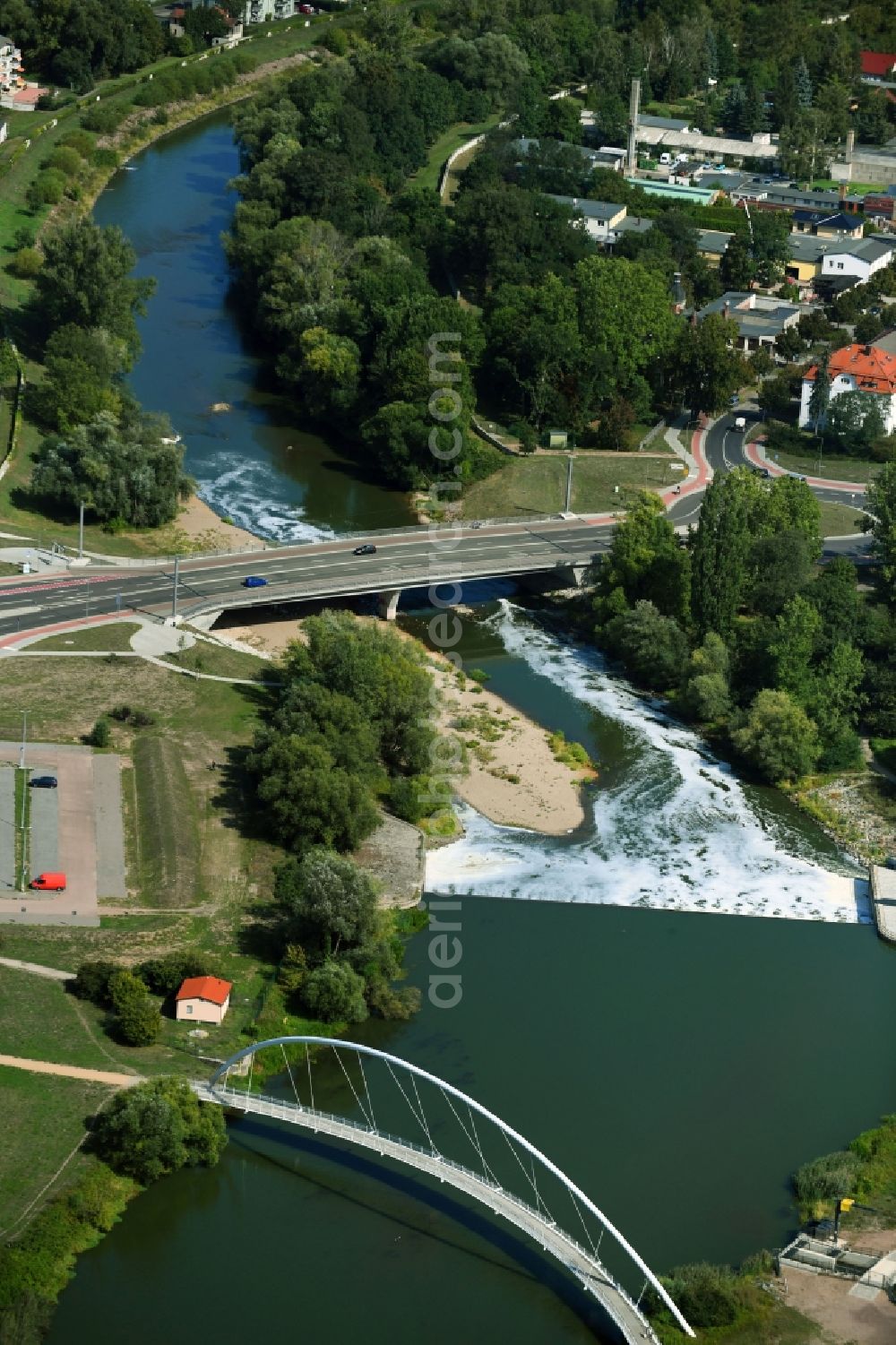 Dessau from the bird's eye view: Weir on the banks of the flux flow Mulde in Dessau in the state Saxony-Anhalt, Germany