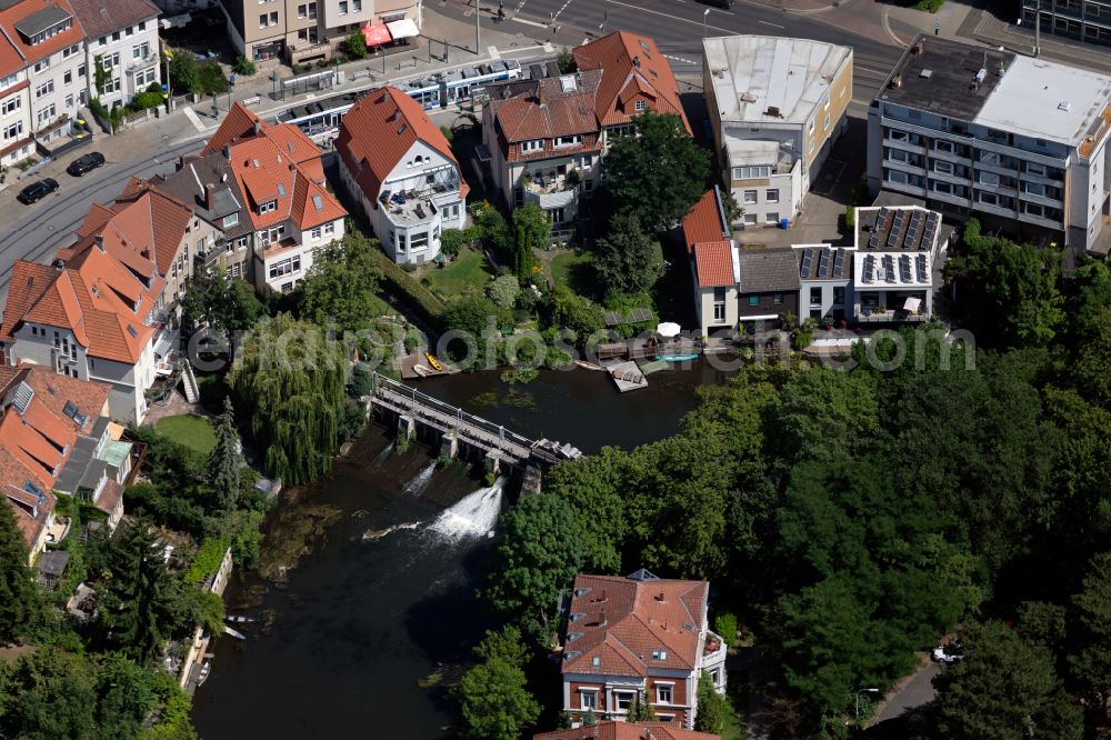 Braunschweig from the bird's eye view: Weir on the banks of the flux flow Oker in Brunswick in the state Lower Saxony, Germany