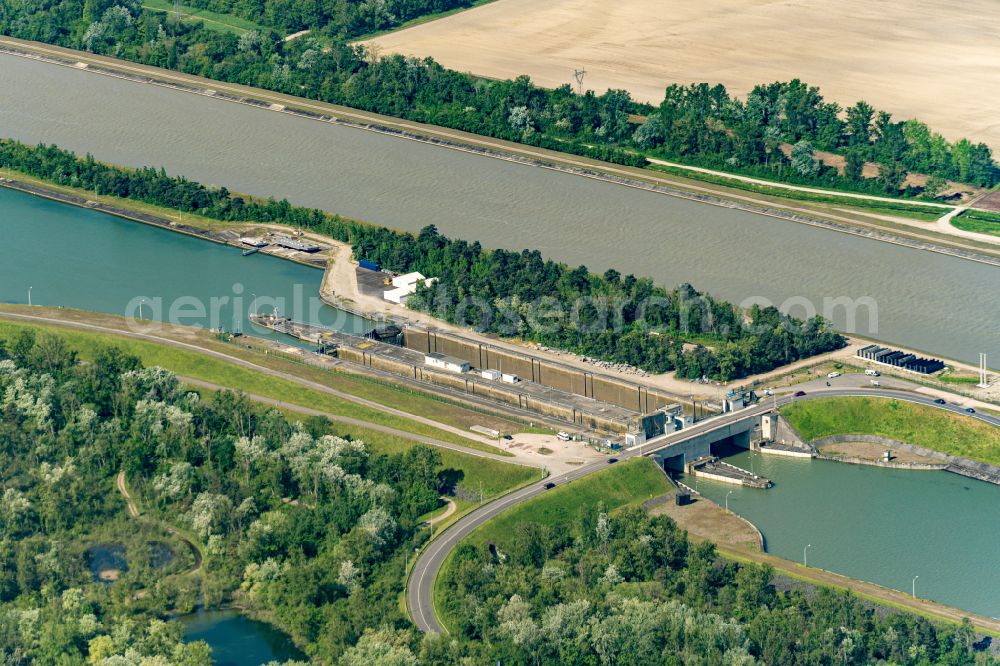 Marckolsheim from the bird's eye view: Weir on the banks of the flux flow on Rhine in Marckolsheim in Grand Est, France
