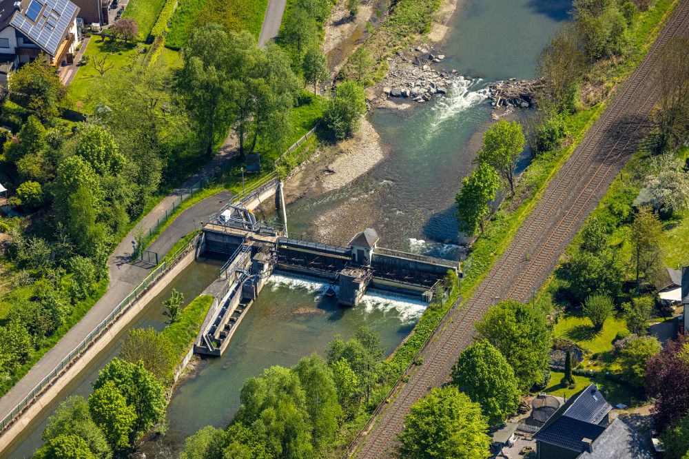 Velmede from the bird's eye view: Weir on the banks of the flux flow Ruhr in Velmede in the state North Rhine-Westphalia, Germany