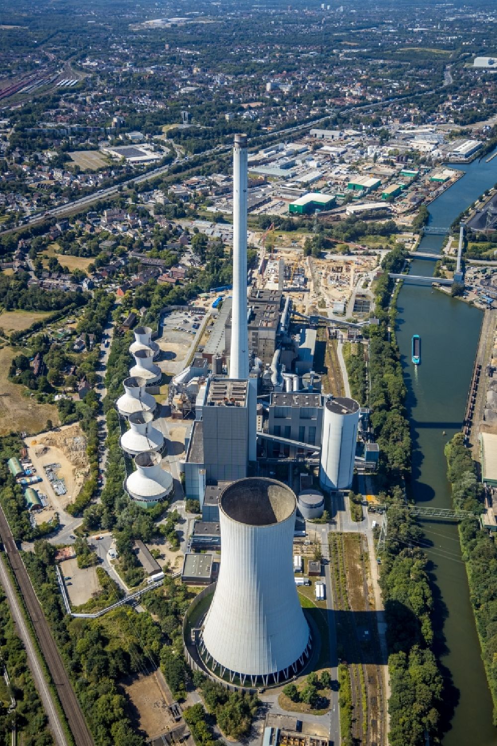 Aerial photograph Herne - Steag CHP group power plant overlooking the construction site for the new building of the GuD-Kraftwerk by the Projektgesellschaft GuD Herne GmbH on the Rhine-Herne Canal Herne in the state of North Rhine-Westphalia