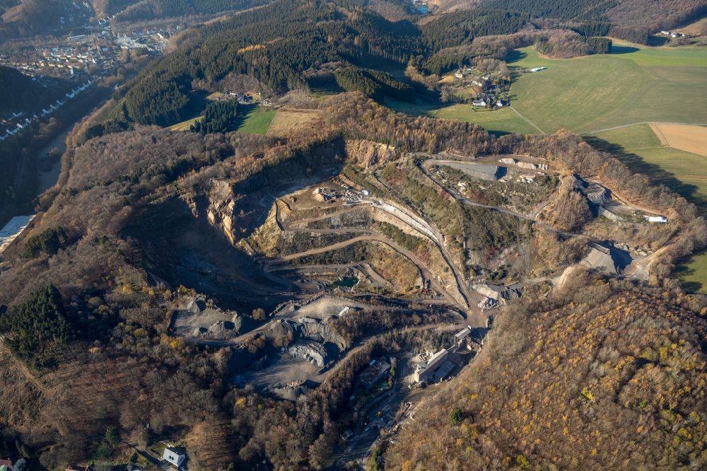 Aerial photograph Lüdenscheid - Quarry and the landfill Loesbach in Luedenscheid in the state of North Rhine-Westphalia, Germany