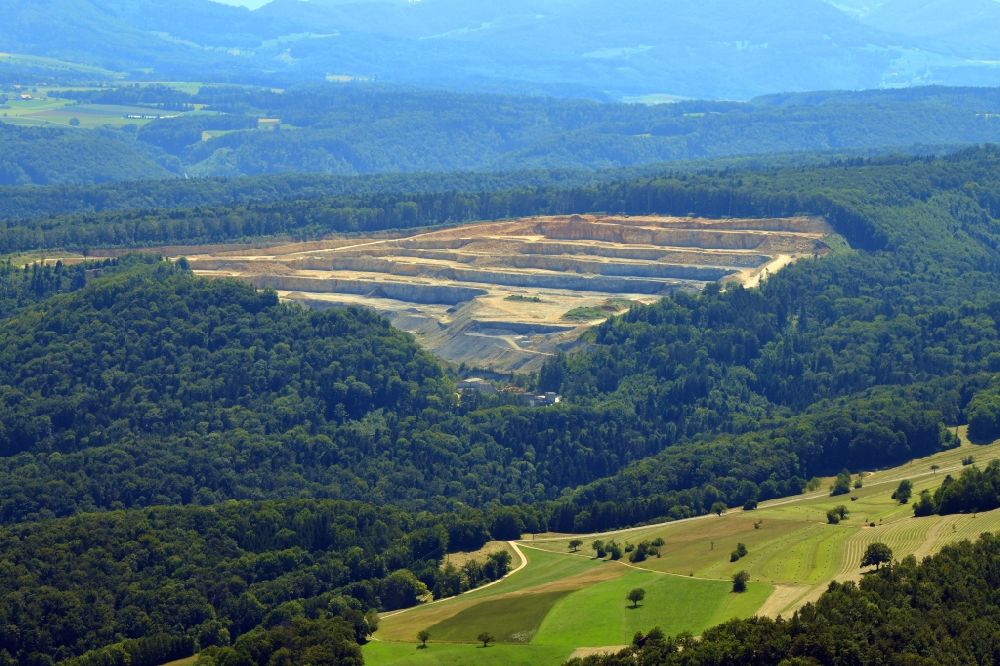 Villigen from the bird's eye view: Quarry Gabenchopf in the Jura mountains for the mining and handling of limestone and marl in Villigen in the canton Aargau, Switzerland