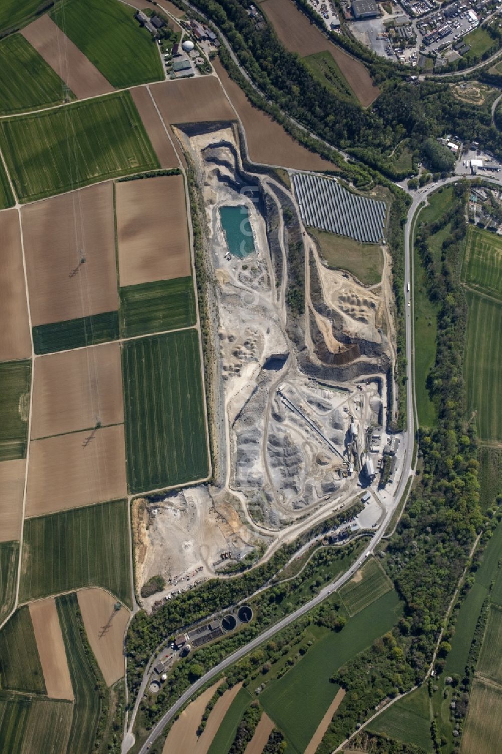 Illingen from the bird's eye view: Quarry for the mining and handling of Sondstone ond gravel in Illingen in the state Baden-Wuerttemberg, Germany