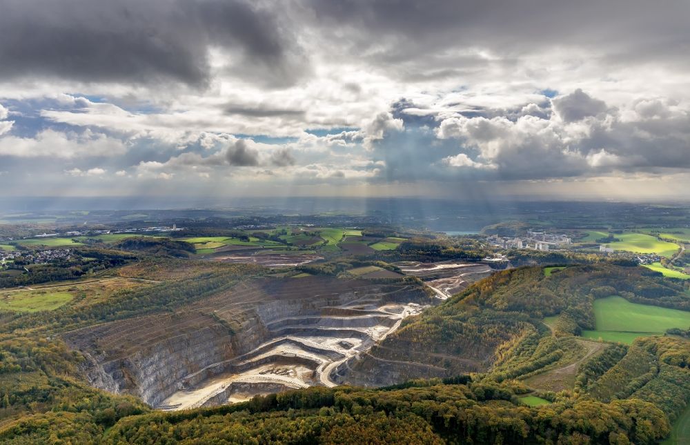 Velbert from the bird's eye view: Quarry for the mining and handling of sandstone in the district Ruetzkausen in Velbert in the state North Rhine-Westphalia, Germany