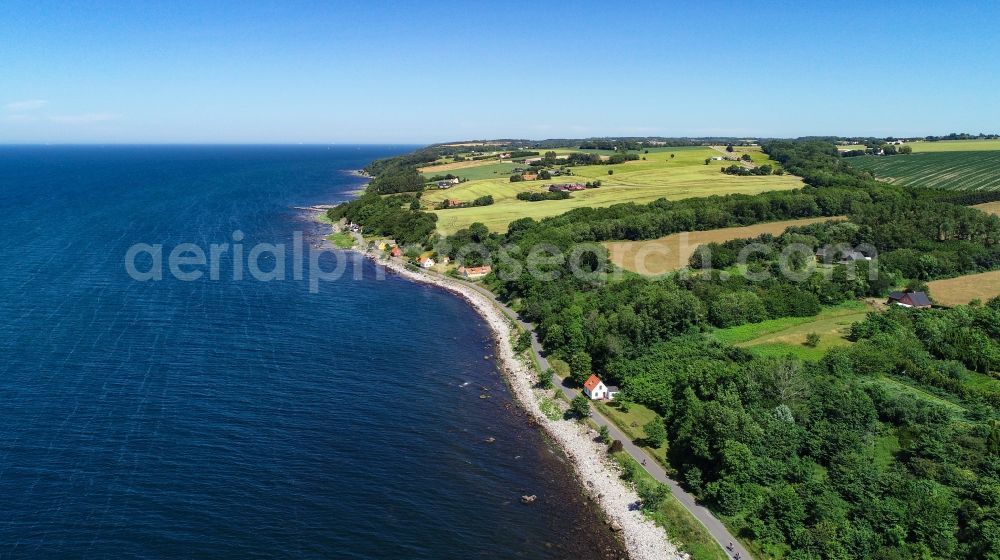 Aerial photograph Helligpeder - Stony beach landscape on the coast of Baltic Sea in Helligpeder in Region Hovedstaden, Denmark