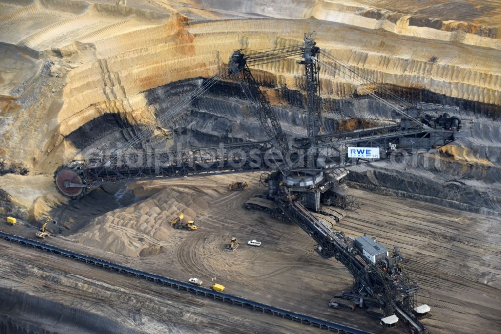 Inden/Altdorf from the bird's eye view: Mining area - terrain and overburden surfaces of coal - opencast mining der RWE AG in Inden/Altdorf in the state North Rhine-Westphalia
