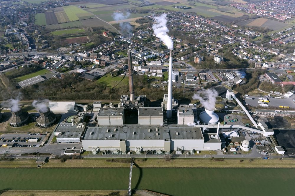 Aerial photograph Datteln - View of the coal power plant Datteln of E.ON Kraftwerke GmbH. The power plant is located on the Dortmund-Ems Canal. The two chimneys have a height of 165 meters and it is used to generate traction power and district heating