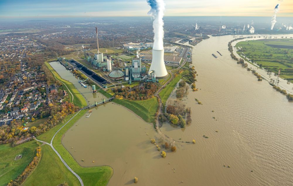 Duisburg from the bird's eye view: Hard coal power plant STEAG Kraftwerk Duisburg-Walsum on the river course of the Rhine during floods in the district Alt-Walsum in Duisburg in the state of North Rhine-Westphalia, Germany