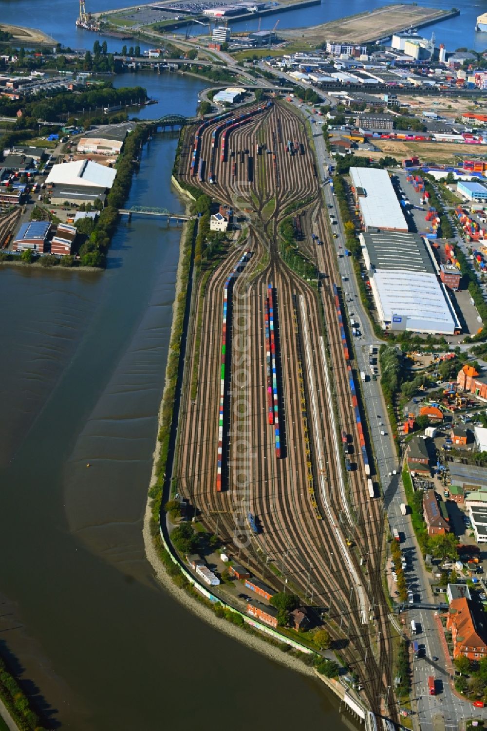 Hamburg from above - Interlocking Port Station Hamburg-South with junction Argentinienknoten in Hamburg-Mitte - Kleiner Grasbrook.-