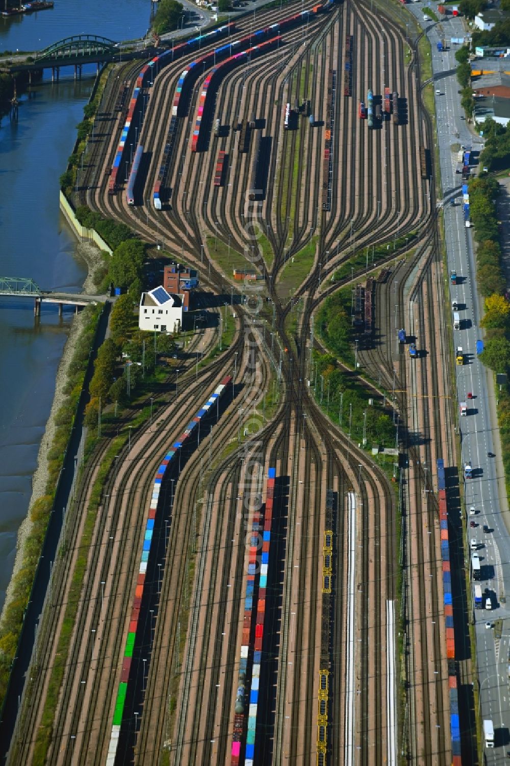 Hamburg from the bird's eye view: Interlocking Port Station Hamburg-South with junction Argentinienknoten in Hamburg-Mitte - Kleiner Grasbrook.-