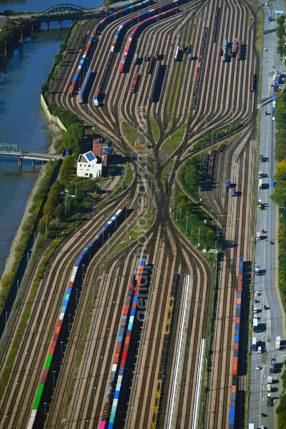 Aerial image Hamburg - Interlocking Port Station Hamburg-South with junction Argentinienknoten in Hamburg-Mitte - Kleiner Grasbrook.-