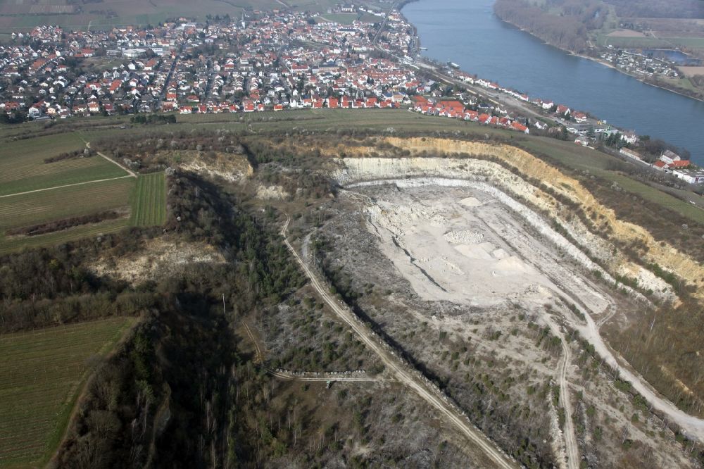 Oppenheim from the bird's eye view: Unused renatured quarry, meanwhile nature reserve, in Oppenheim in the state Rhineland-Palatinate