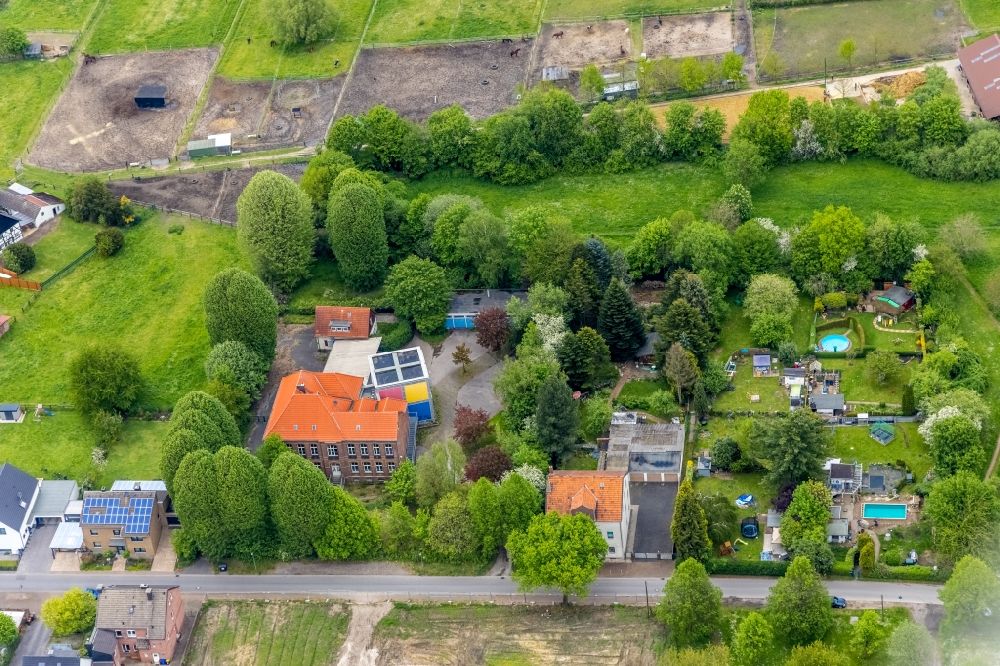 Gladbeck from the bird's eye view: Closure site of the former school building Hermannschule Gladbeck-Zweckel on Schulstrasse in Gladbeck at Ruhrgebiet in the state North Rhine-Westphalia, Germany