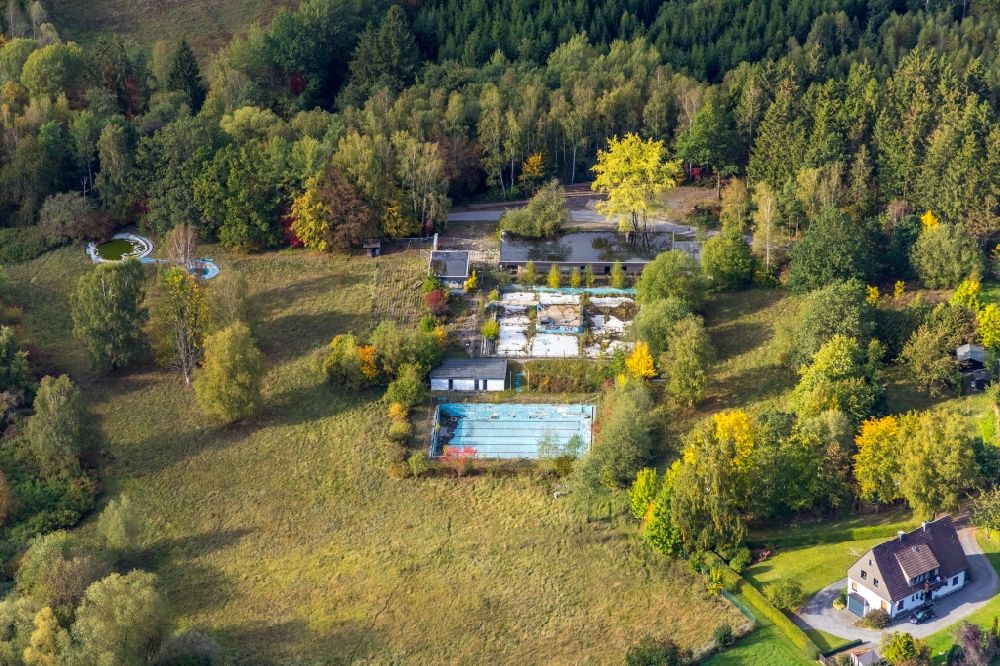 Aerial image Amecke - Dilapidated complex of the outdoor pool on the street Am Welschberg in Amecke in the Sauerland in the state North Rhine-Westphalia, Germany