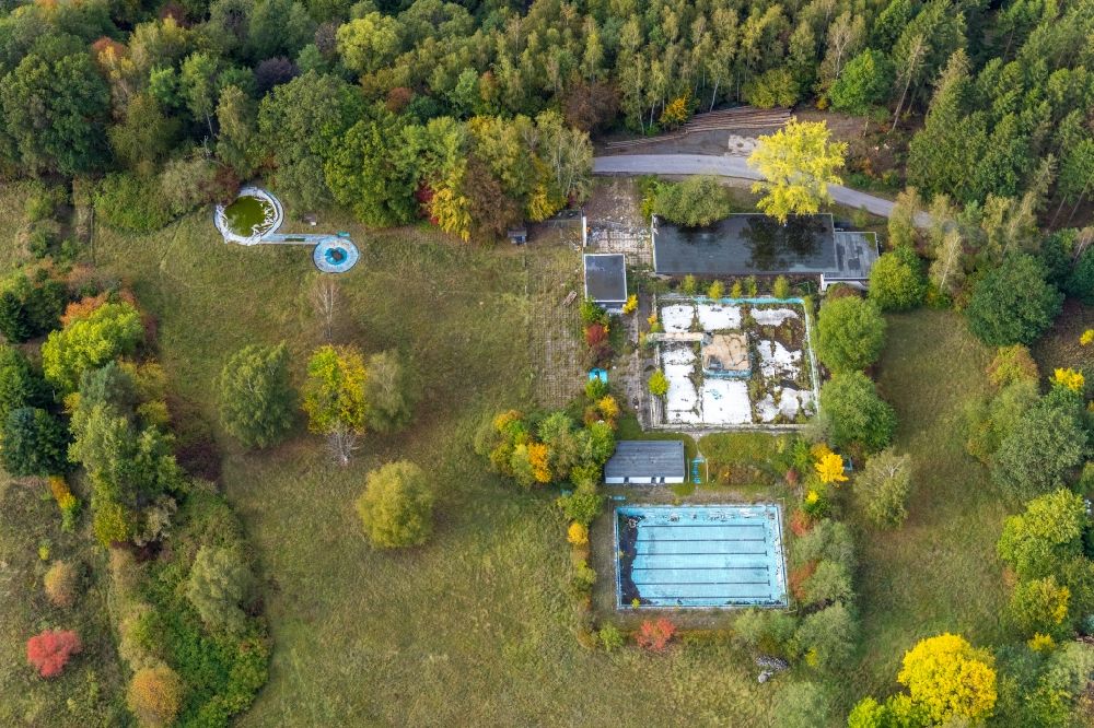 Aerial photograph Amecke - Dilapidated complex of the outdoor pool on the street Am Welschberg in Amecke in the Sauerland in the state North Rhine-Westphalia, Germany