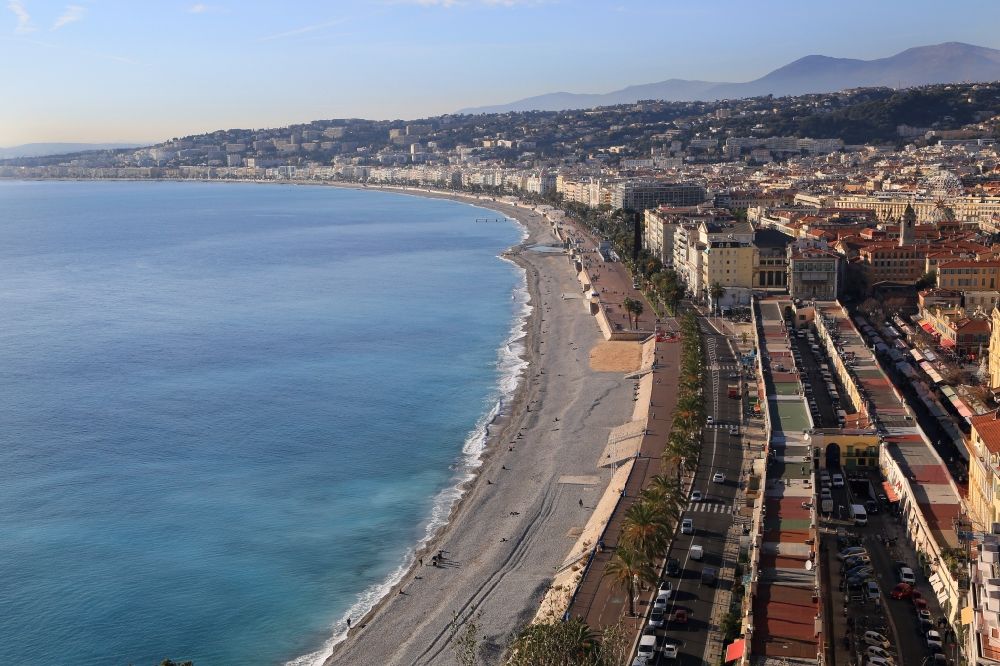 Aerial photograph Nizza - Beach of the Mediterranean Sea and coastal area of Promenade des Anglais in Nice in Provence-Alpes-Cote d'Azur, France