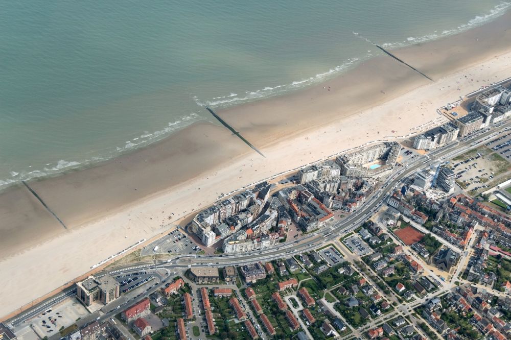 Aerial image Ostende - View of the beach of Stene along the Troonstraat, a suburb of the coastal resort Ostende in the province Westflan dern in Belgium. The beach is located at the Belgian North Sea coast