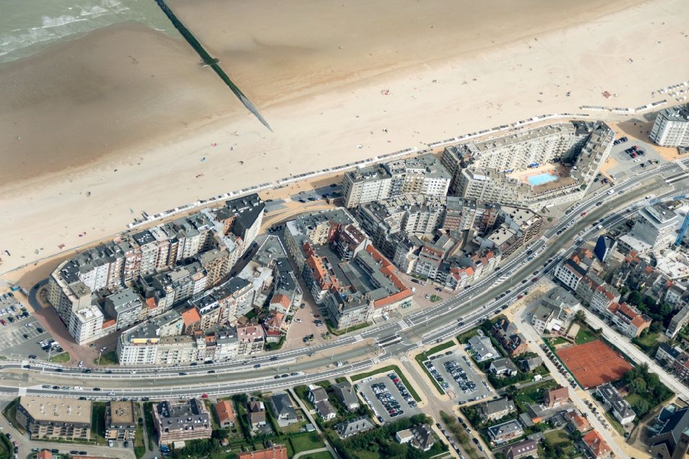 Aerial photograph Ostende - View of the beach of Stene along the Troonstraat, a suburb of the coastal resort Ostende in the province Westflan dern in Belgium. The beach is located at the Belgian North Sea coast