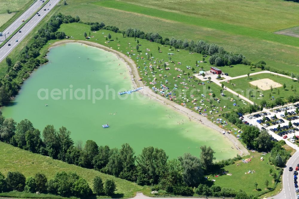 Bergkirchen from the bird's eye view: Mass influx of bathers on the beach and the shore areas of the lake Eisolzrieder See in Bergkirchen in the state Bavaria, Germany