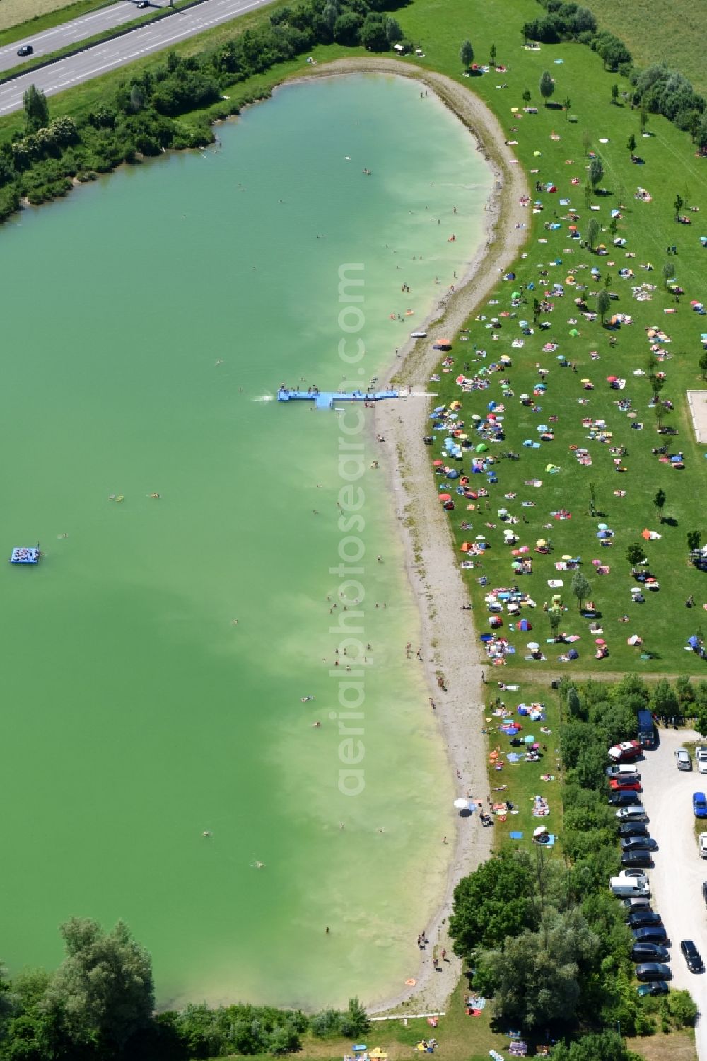 Bergkirchen from the bird's eye view: Mass influx of bathers on the beach and the shore areas of the lake Eisolzrieder See in Bergkirchen in the state Bavaria, Germany