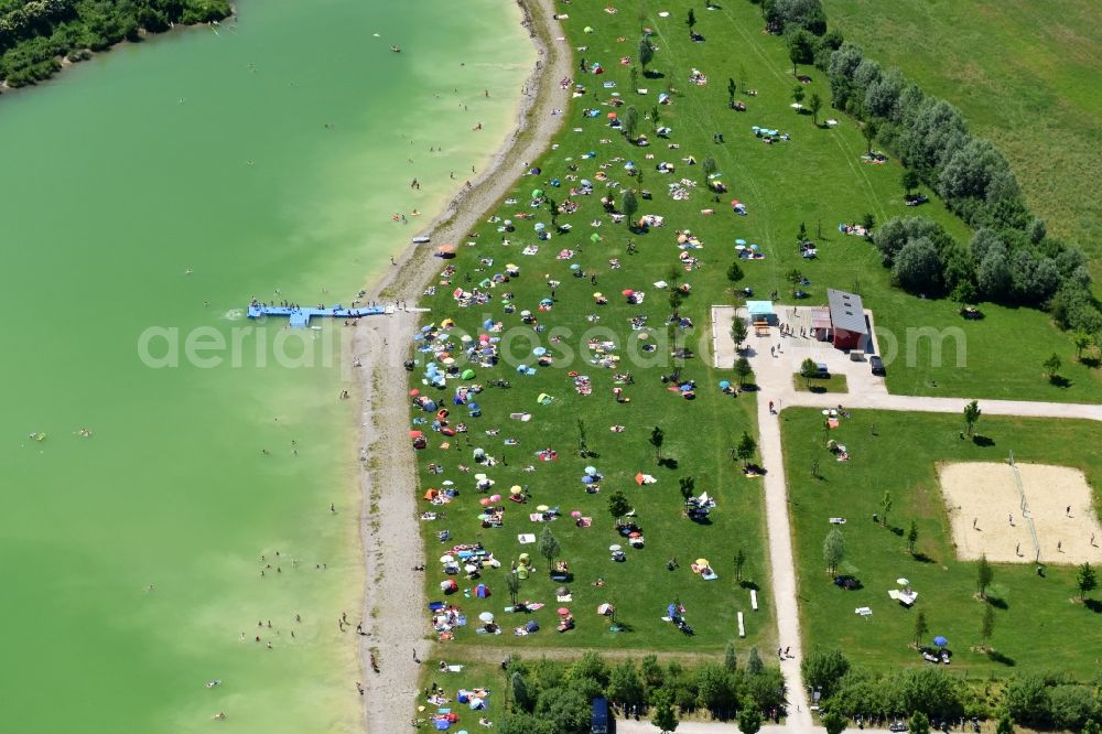Aerial image Bergkirchen - Mass influx of bathers on the beach and the shore areas of the lake Eisolzrieder See in Bergkirchen in the state Bavaria, Germany