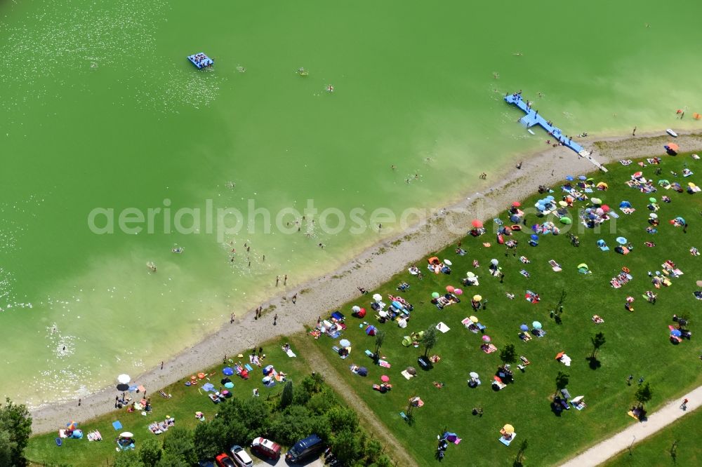 Aerial photograph Bergkirchen - Mass influx of bathers on the beach and the shore areas of the lake Eisolzrieder See in Bergkirchen in the state Bavaria, Germany