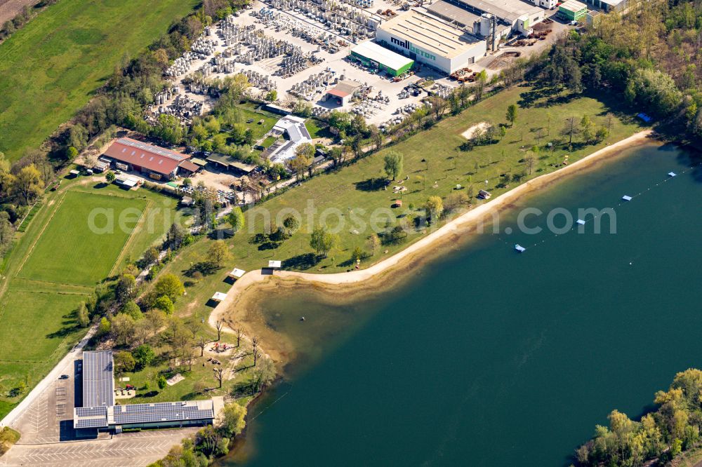 Aerial photograph Ettlingen - Beach and the shore areas of the lake Badesee Buchtzig in Ettlingen in the state Baden-Wuerttemberg