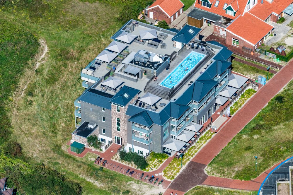Aerial photograph Langeoog - Beach hotel Die Sandburg with the swimming pool on the roof and bar on the East Frisian island of Langeoog in the state of Lower Saxony, Germany