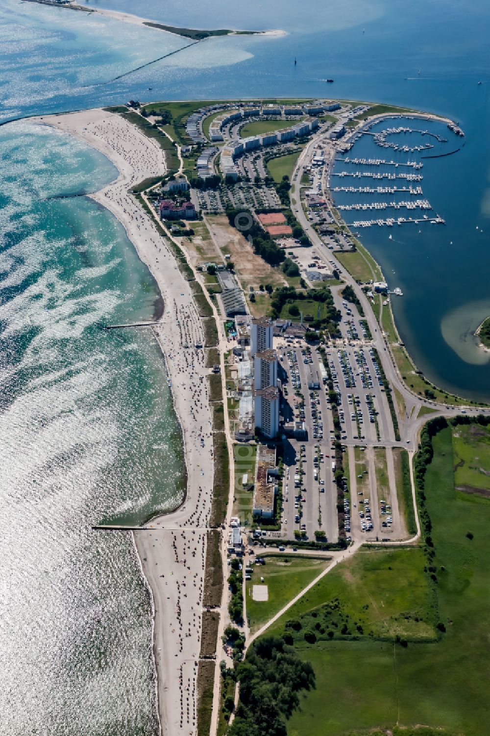 Aerial photograph Fehmarn - Beach chair rows on the sandy beach with holiday resort and beach clinic in the Baltic Sea - coastal area of Burgtiefe in Fehmarn in the state Schleswig-Holstein, Germany