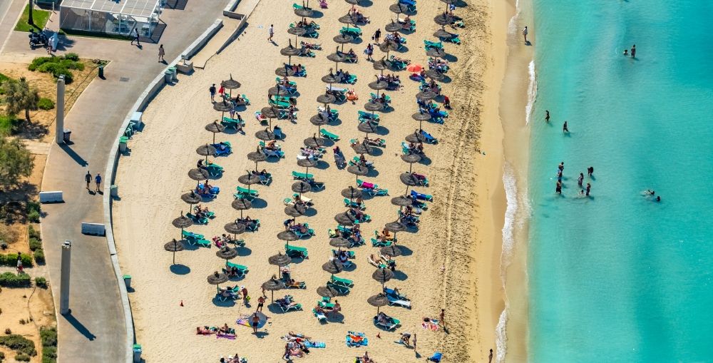 Aerial photograph Palma - Beach chair on the sandy beach ranks in the coastal area of Ballermann 8 on Carretera de l'Arenal in Palma in Balearic island of Mallorca, Spain