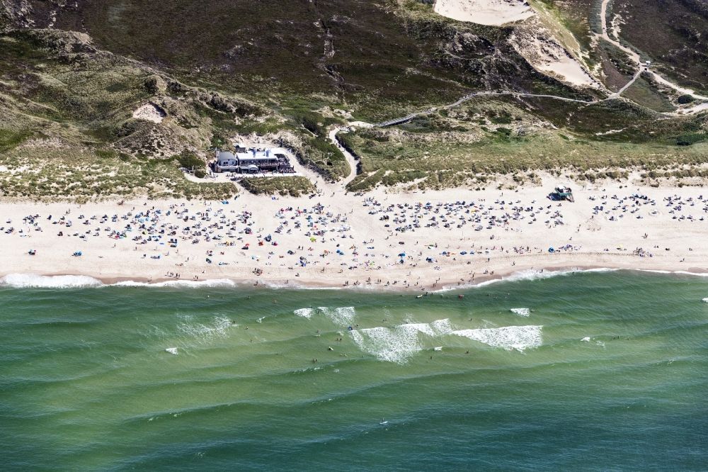 Aerial photograph Kampen (Sylt) - Beach chair on the sandy beach ranks in the coastal area vor of Gastronomie Buhne 16 in Kampen (Sylt) in the state Schleswig-Holstein, Germany