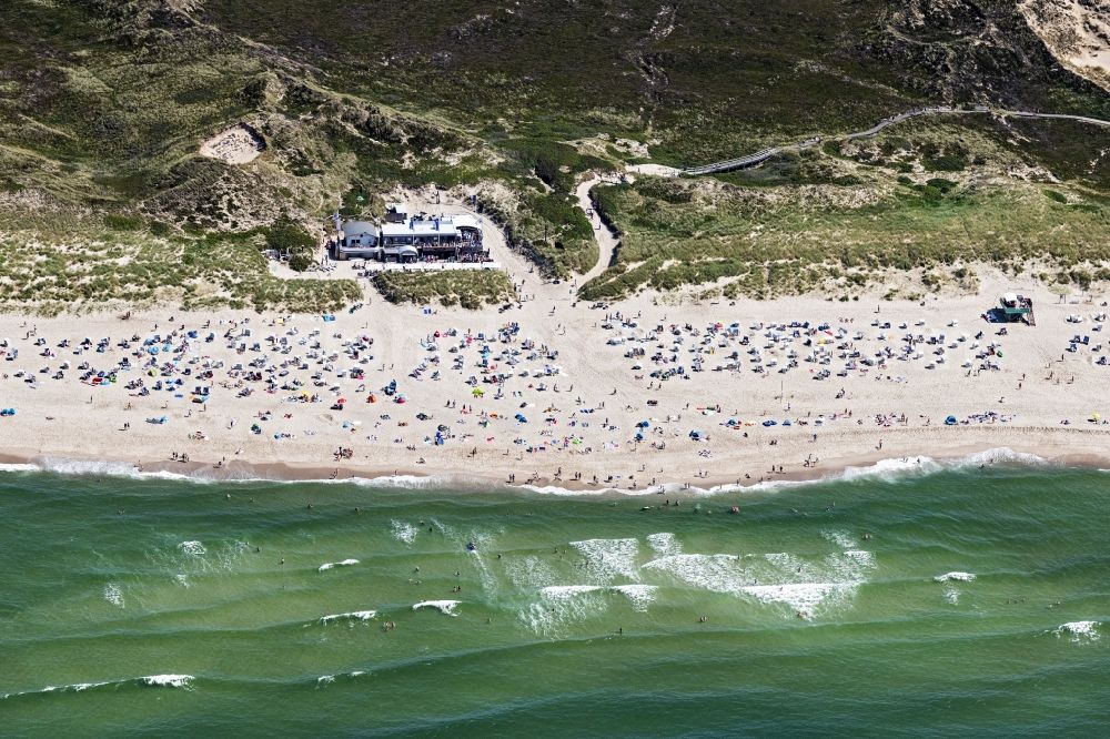 Kampen (Sylt) from above - Beach chair on the sandy beach ranks in the coastal area vor of Gastronomie Buhne 16 in Kampen (Sylt) in the state Schleswig-Holstein, Germany