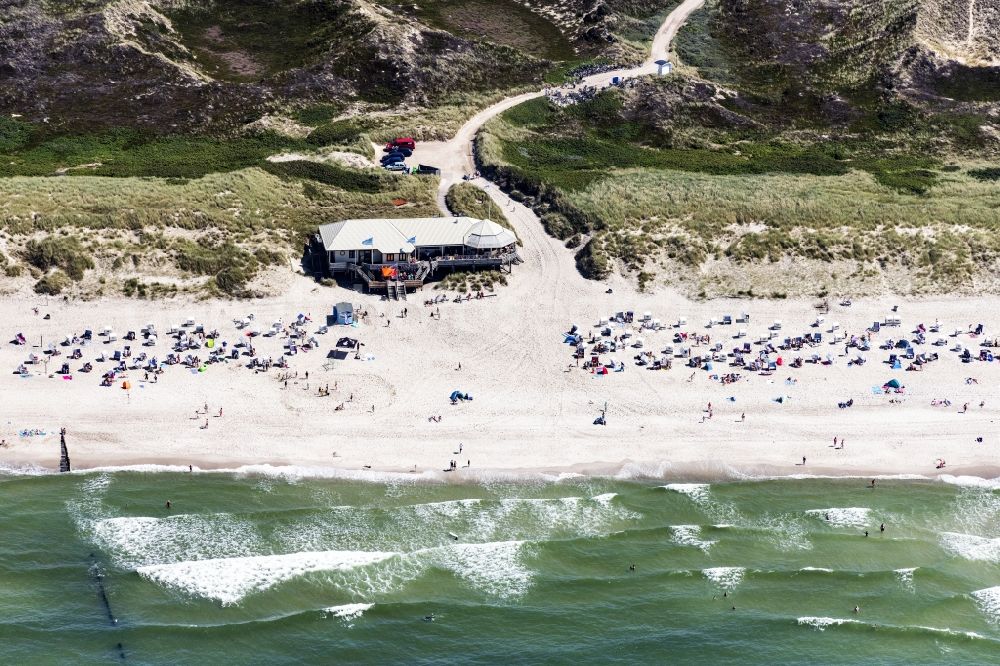 Kampen (Sylt) from the bird's eye view: Beach chair on the sandy beach ranks in the coastal area vor of Gastronomie Buhne 16 in Kampen (Sylt) in the state Schleswig-Holstein, Germany