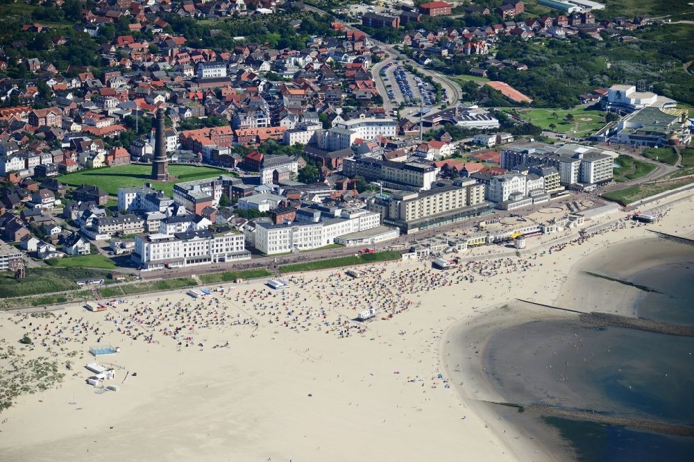 Borkum from the bird's eye view: Beach chair on the sandy beach ranks in the coastal area of the North Sea at the edge of the residential area of Borkum in the state Lower Saxony