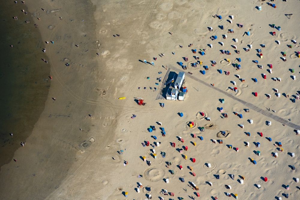 Aerial image Borkum - Beach chair on the sandy beach ranks in the coastal area of the North Sea at the edge of the residential area of Borkum in the state Lower Saxony